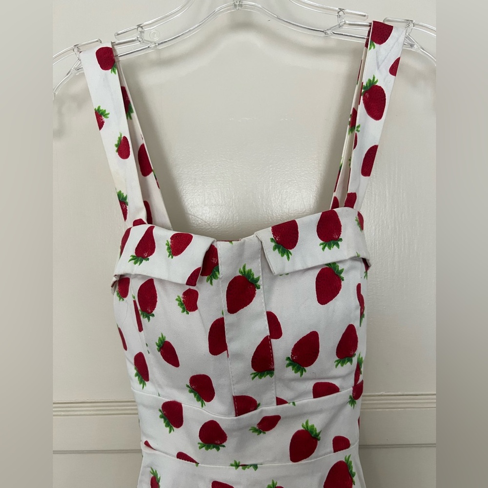 Strawberry print dress, size m, good condition, super cute - Picture 3 of 5